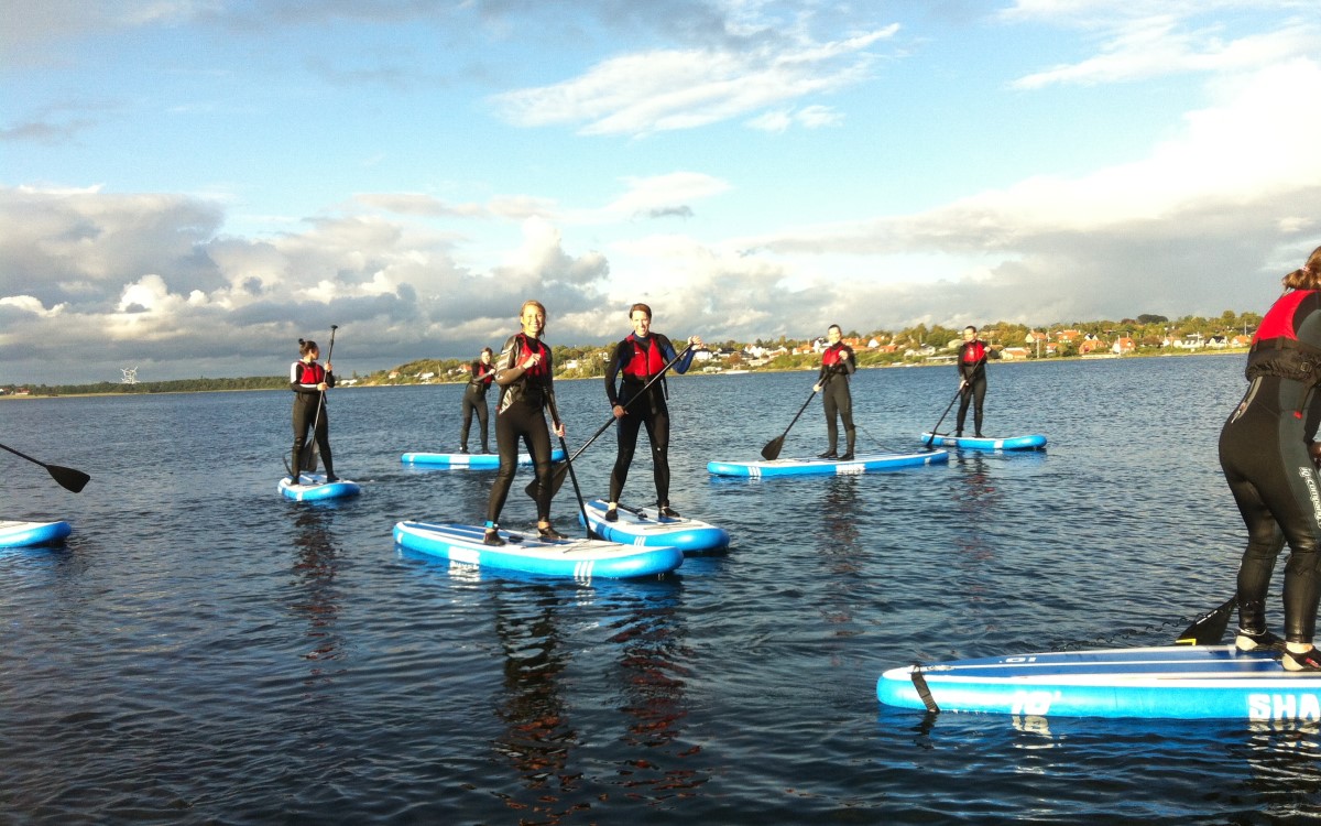 Sjov med paddleboard til firmaarrangement